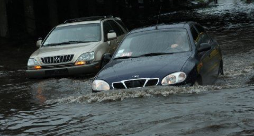 В Волгограде сильный ливень парализовал движение на улицах