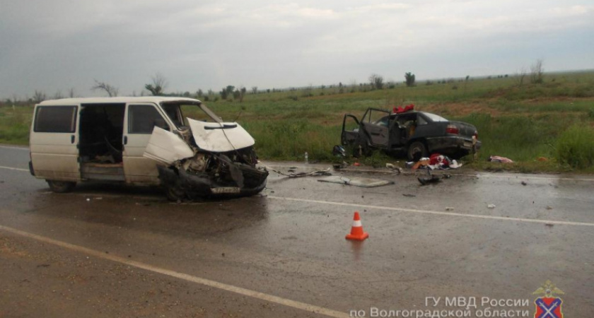 Под Волгоградом в ДТП погибла женщина, двое детей получили травмы