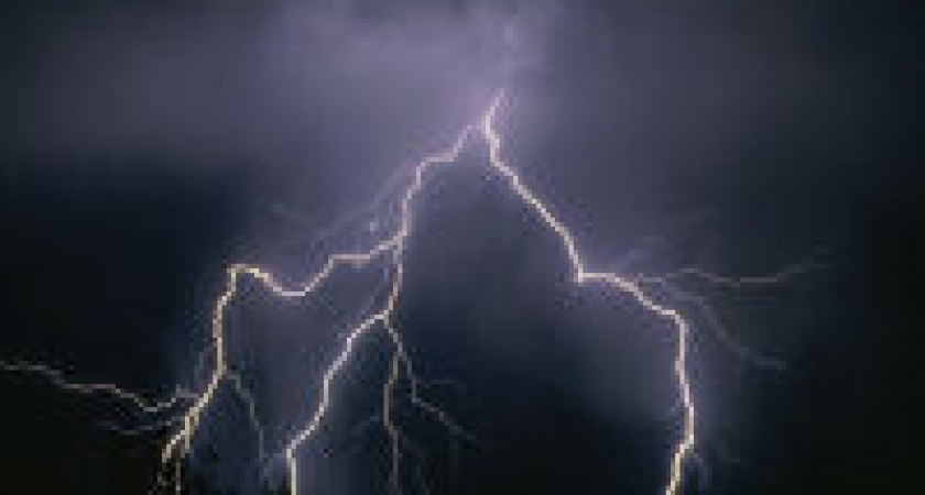 На Волгоград вновь надвигаются грозы, ливни  и шторм