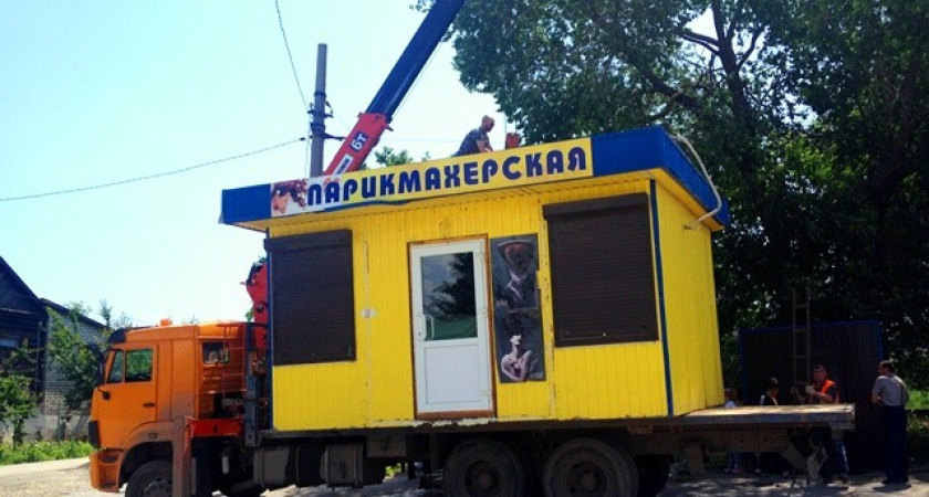 В Волгограде на улице Матросова демонтировали парикмахерскую