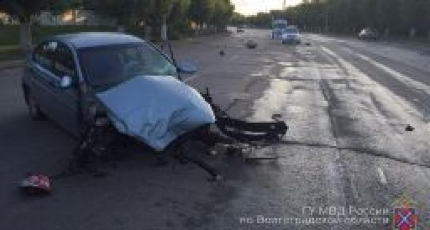 В Волгограде водитель протаранил дерево и световую опору