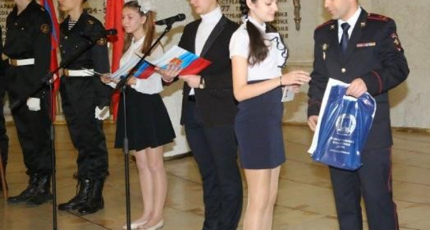 В Волгограде накануне Дня России 40 юношей и девушек получат паспорта