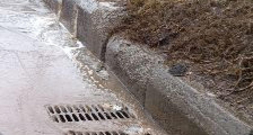 В Волгограде чистят ливневую канализацию