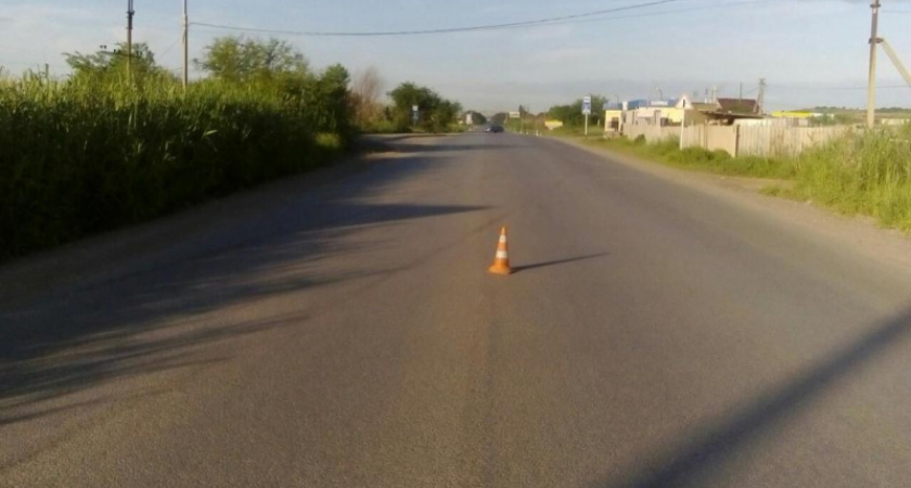 На юге Волгограда водитель на «Фольксвагене» опрокинулся в кювет