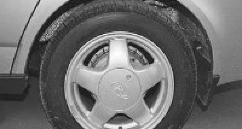 На севере Волгограда отлетевшее от автомобиля колесо  покалечило пенсионерку  