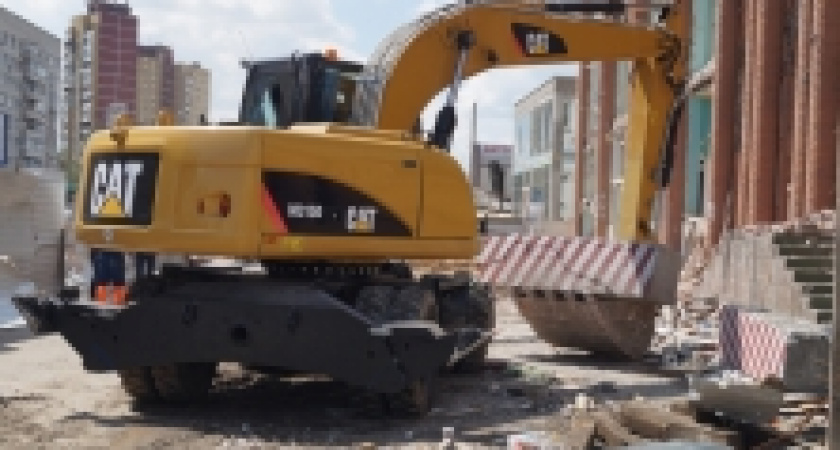 На юге Волгограда по решению суда сносят незаконную трехэтажку