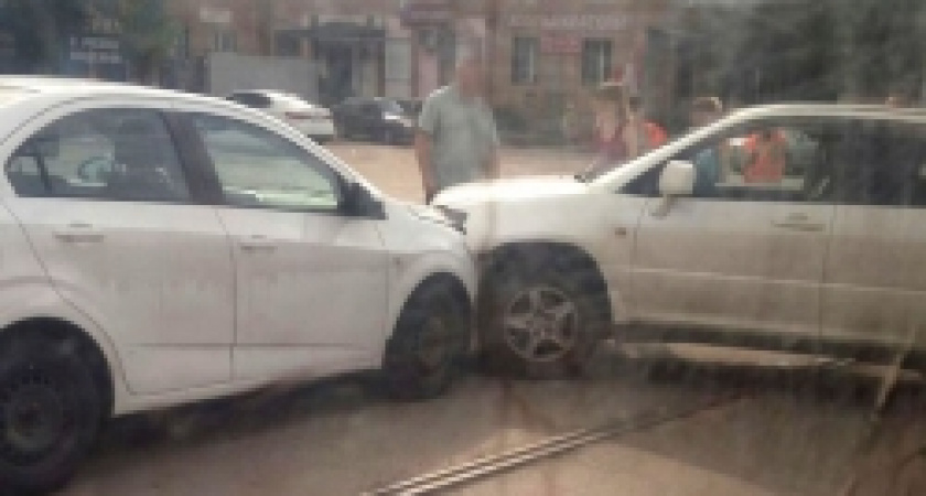 На юге Волгограда из-за ДТП остановлено движение трамваев