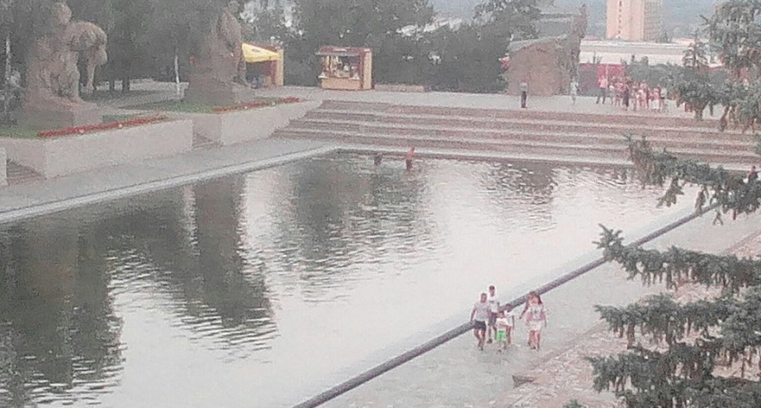 В Волгограде двое мужчин купались в «Озере слез» на Мамаевом кургане