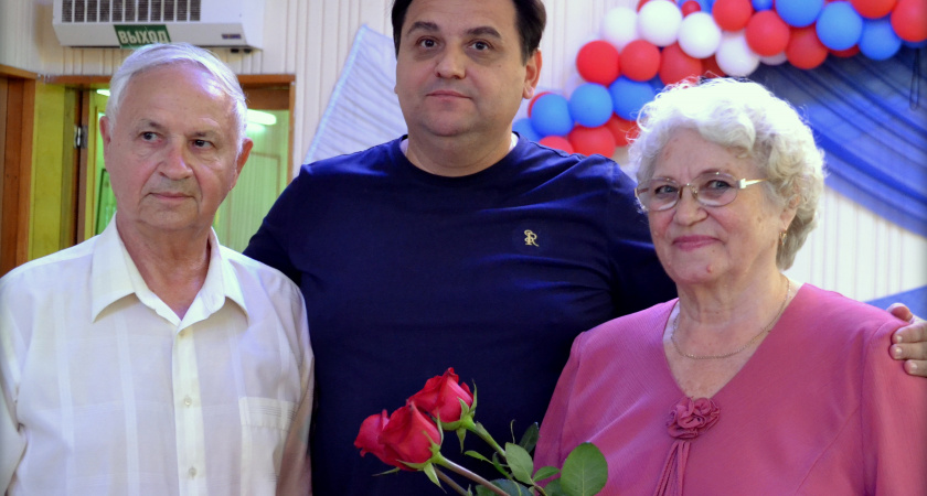 Олег Михеев поздравил волгоградских супругов  с юбилеем семейной жизни