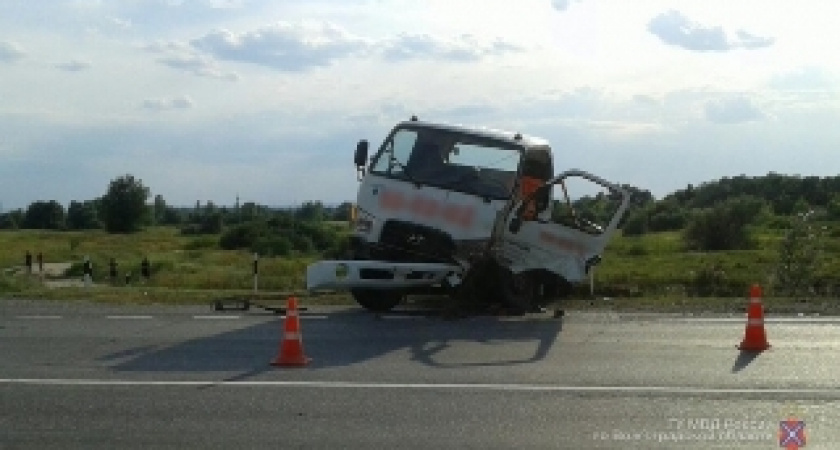 Под Волгоградом в столкновении эвакуатора и Opel пострадали четыре человека 