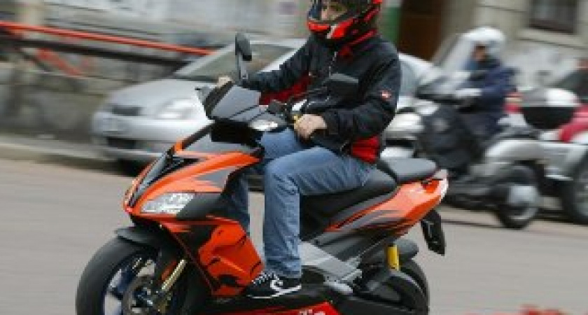 В Волгограде скутерист сбил 12-летнюю девочку и скрылся