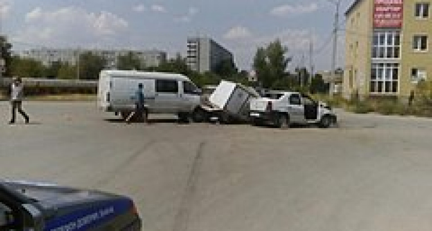 В Волгограде в тройном ДТП на перекрестке пострадали четверо человек