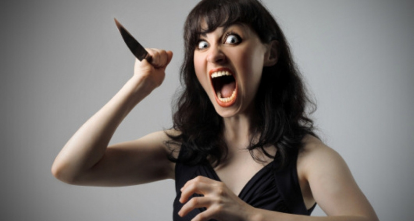 Под Волгоградом женщина сожгла все вещи новой возлюбленной бывшего мужа