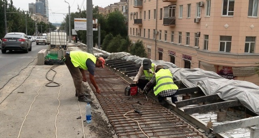 В Волгограде на Комсомольском путепроводе начался ремонт пешеходной зоны