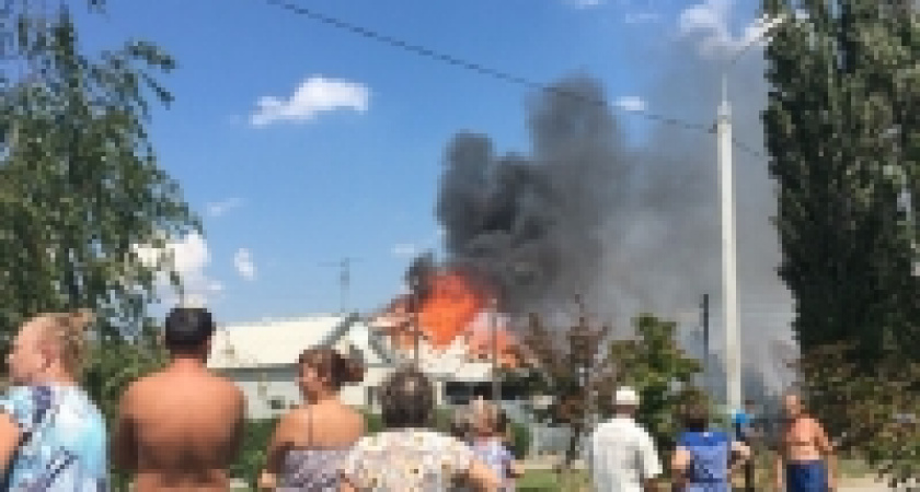 В Волгограде сгорел двухэтажный дом