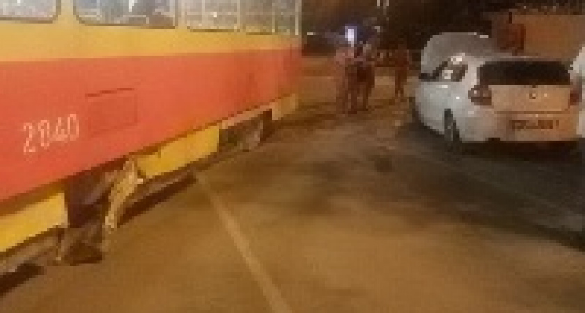 Молодой водитель не уступил дорогу трамваю