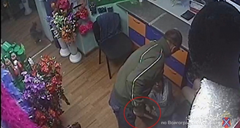 В Камышине рецидивист совершил дерзкое нападение  на цветочный павильон