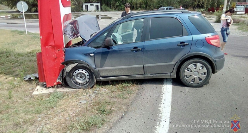 Под Волгоградом водительница на «Фиате» протаранила указатель АЗС