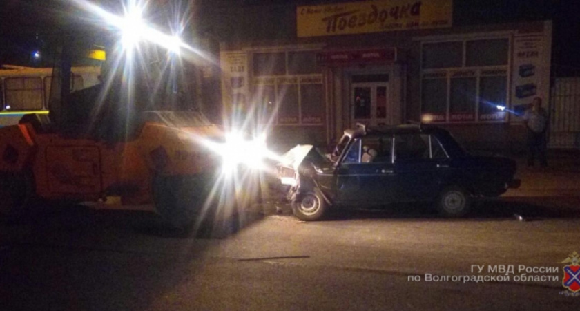 На юге Волгограда водитель на «ВАЗе» влетел в асфальтоукладчик