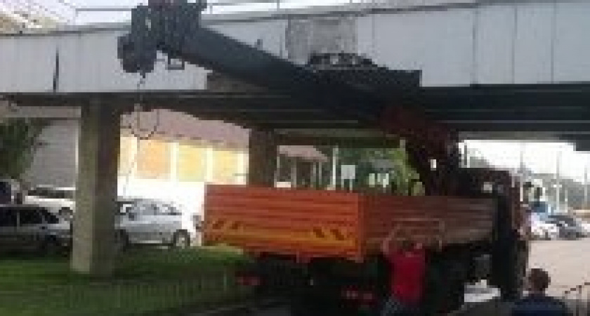 В Волгограде под мостом на Центральной набережной застрял КАМАЗ