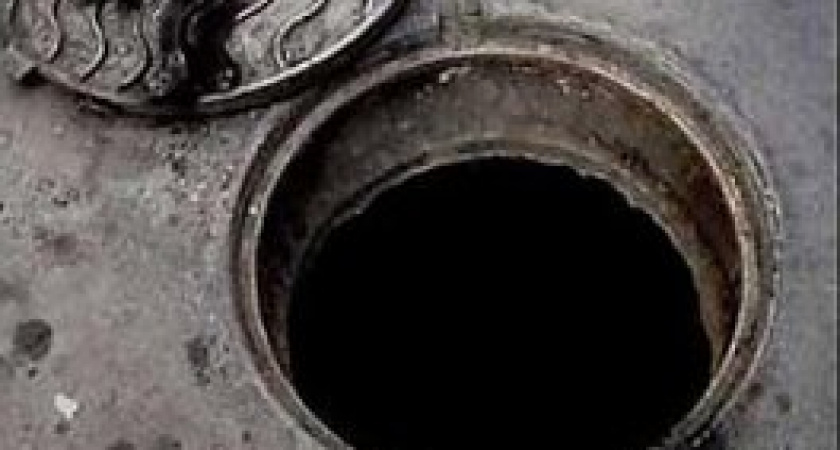 Волгоградец упал в открытый колодец во время пробежки по набережной