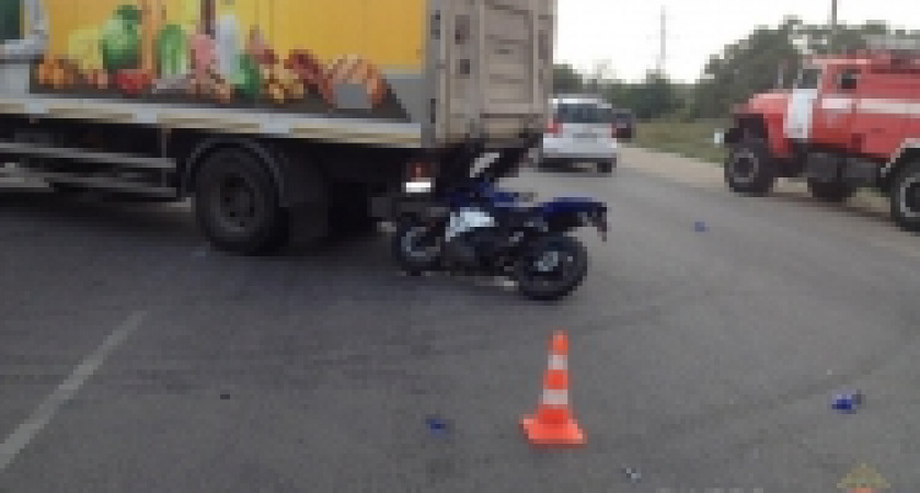 На севере Волгограда мотоциклист столкнулся с «Мерседесом»