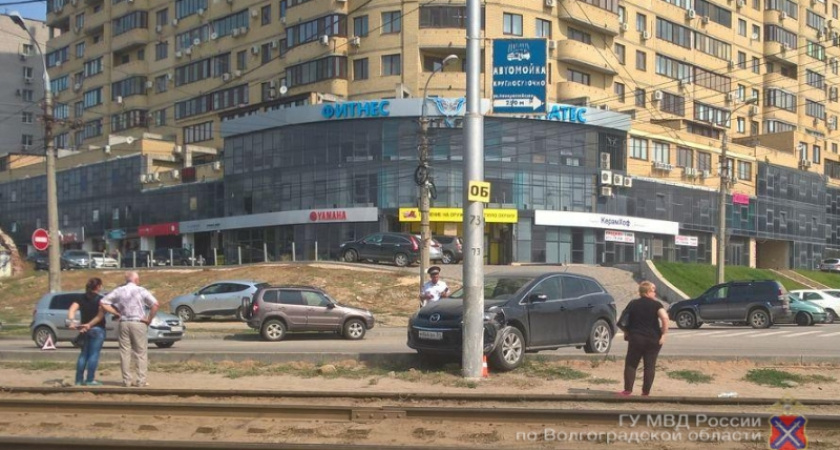 В центре Волгограда водитель на иномарке въехал в столб