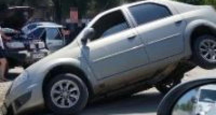 В Волгограде Renault Logan провалился в просевший асфальт