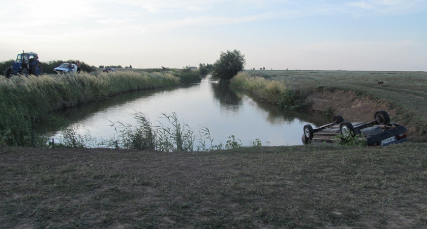 Под Волгоградом со дна  канала извлекли автомобиль с двумя трупами