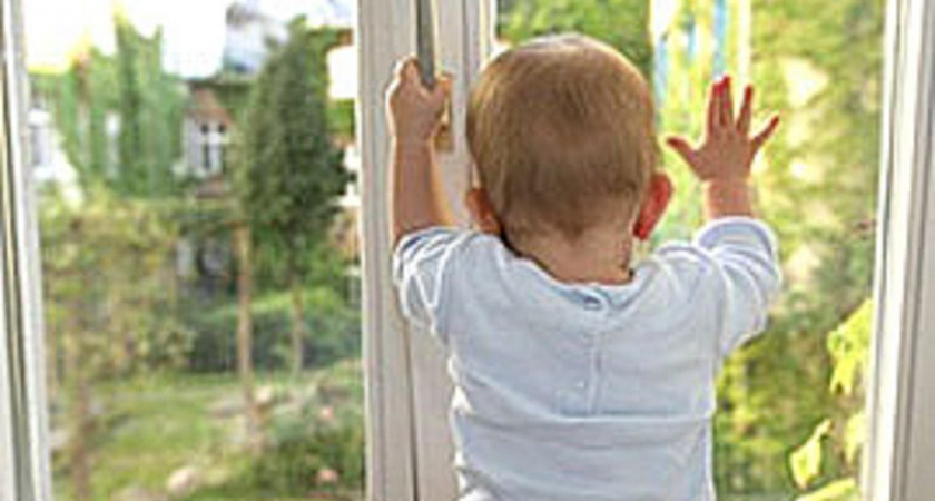 На юге Волгограда 4-летний малыш выпал из окна четвертого этажа