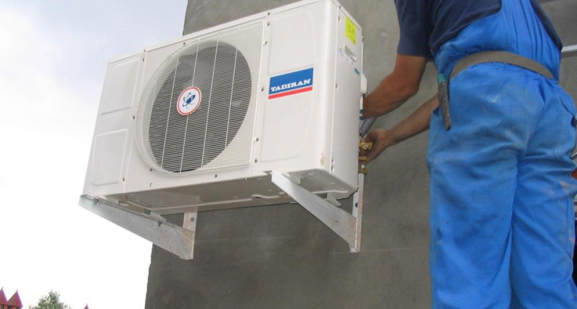 В Волгограде наружный блок сплит-системы едва не покалечил прохожих