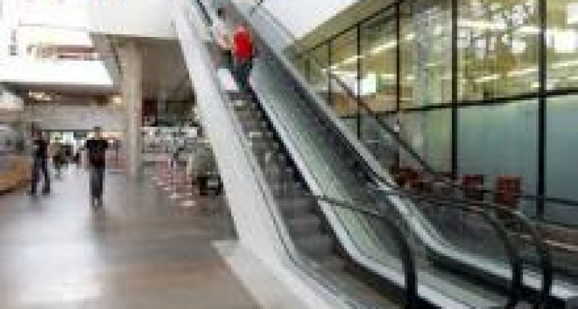 В Волгограде руку двухлетнего ребенка затянуло в ленту эскалатора 