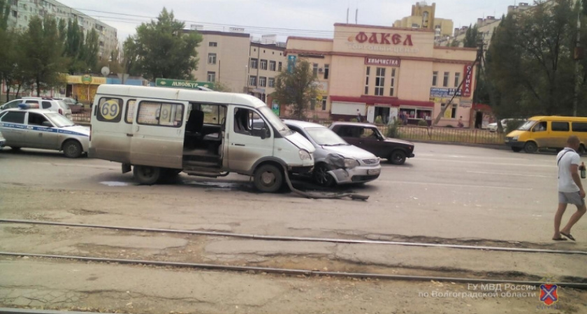 На юге Волгограда в ДТП пострадали три пассажира маршрутки № 69