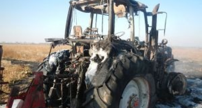 Под Волгоградом сгорел трактор с деревянным прицепом