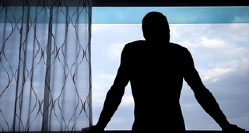 На юге Волгограда мужчина выпал из окна третьего этажа