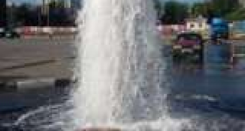 В Волгограде возле ТРЦ «Парк Хаус» бил фонтан 