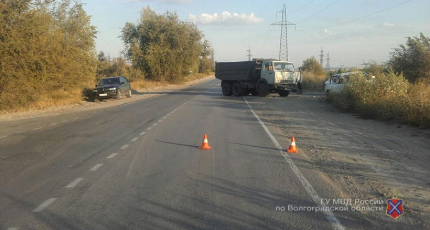 Под Волгоградом «Мерседес» влетел в большегруз: трое пострадавших