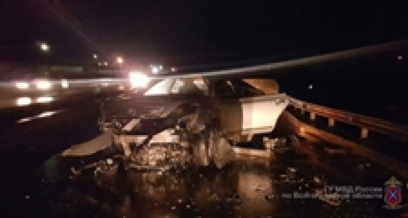 В Волгограде иномарка перевернулась на островке безопасности