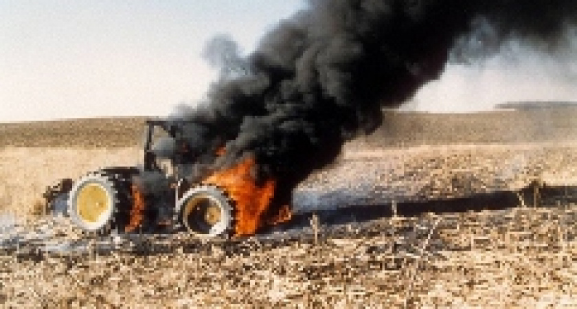 В Волгограде сожгли трактор