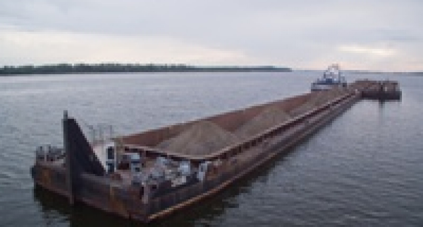 На Волге столкнулись две баржи с мазутом