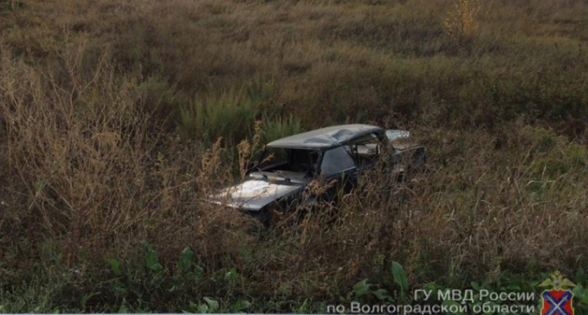Под Волгоградом лихач на «ВАЗе» опрокинулся в кювет