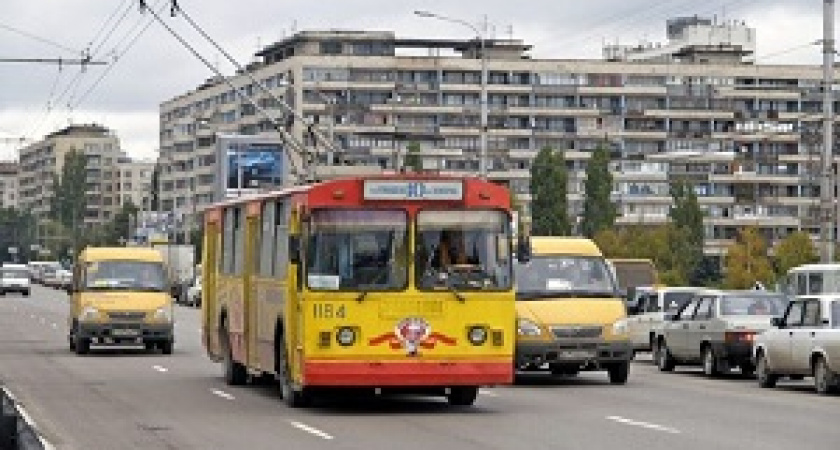 В центре Волгограда загорелся троллейбус