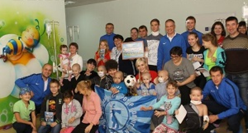 Волгоградские футболисты провели зарядку для детей с онкологией