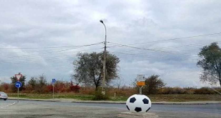 Рядом с Мамаевым курганом установили футбольный мяч