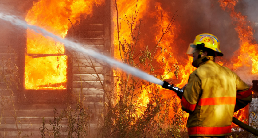 Под Волгоградом на пожаре заживо сгорел мужчина