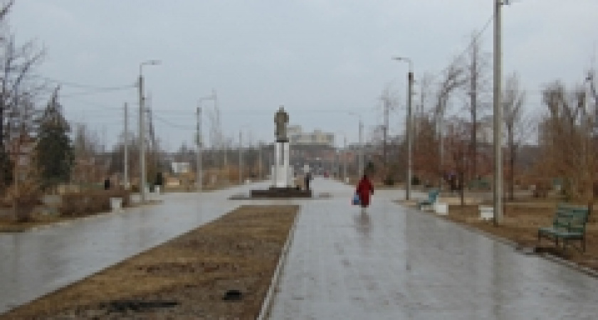 На севере Волгограда вандалы снесли литературный стенд