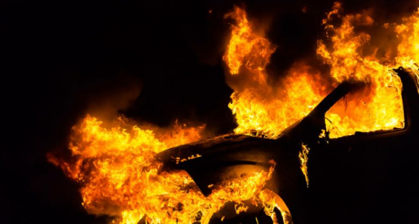 На юге Волгограда из-за короткого замыкания сгорела иномарка