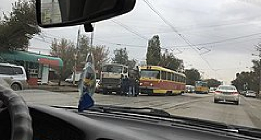 В Волгограде на Ангарском столкнулись трамвай, «десятка» и мусоровоз