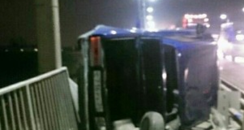 «ВАЗ» врезался в пешеходное ограждение и перевернулся в Волгоградской области