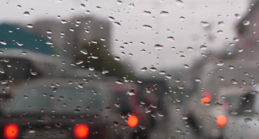 Волгоград стоит в многокилометровых пробках из-за дождя со снегом